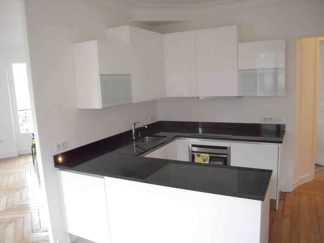 Cuisine-facade-en-laque-blanche-sans-poignee-avec-plan-pierre-1-Image-Renov